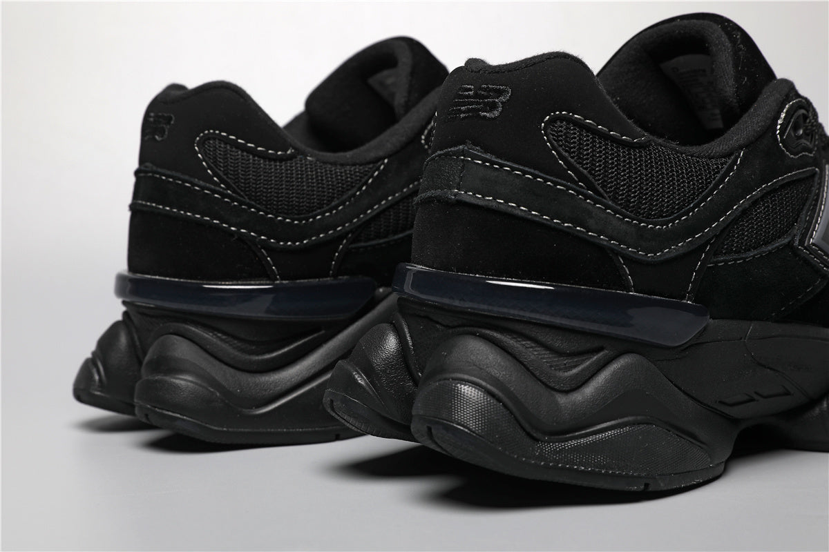 Sneaker unisex New Balance 9060 completamente nere