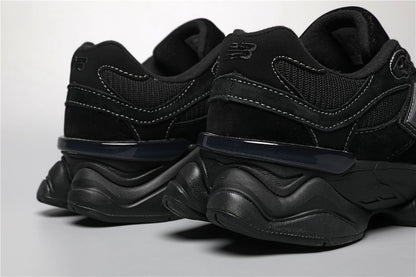 Sneaker unisex New Balance 9060 completamente nere